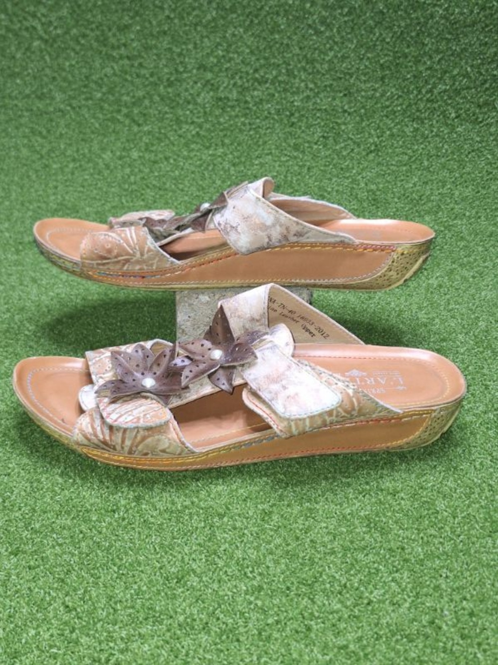 L'ATISTE Tan Floral Bow Slide Wedge Mules